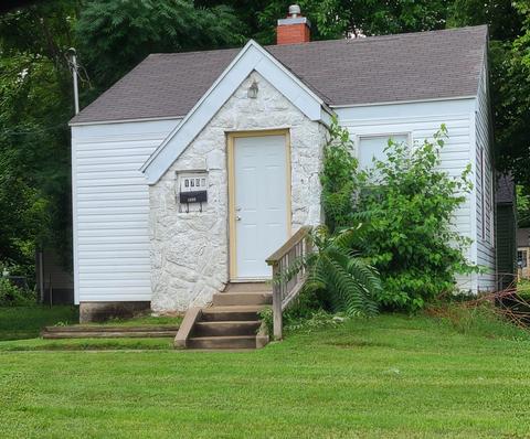 1701 E Chestnut St, Springfield, MO 65802 photo 1