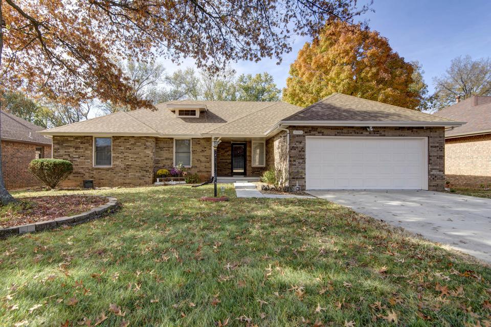3063 S Oak Ave, Springfield, MO 65804 24 Photos MLS 60231279 Movoto