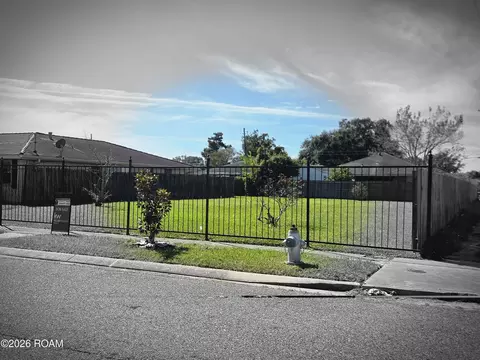 7740 Symmes Ave, New Orleans, LA 70127