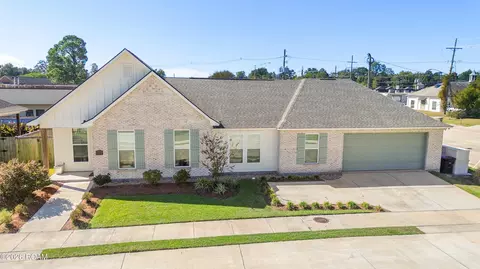 8906 Magnolia View Dr, Baton Rouge, LA 70810