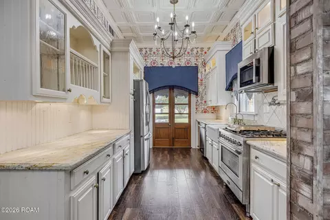 Kitchen - 2373 Chitimacha Trl, Baldwin, LA 70514 photo 2 of 4