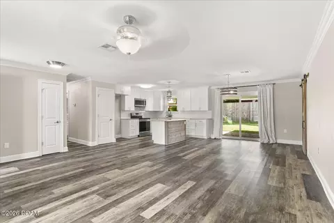 Living - 208 Santa Cruz Ct, Luling, LA 70070 photo 3 of 4