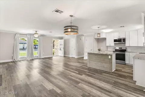 Living - 208 Santa Cruz Ct, Luling, LA 70070 photo 4 of 4