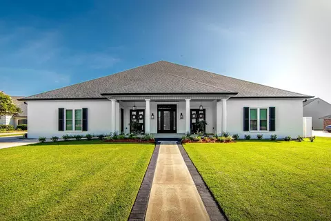 1120 Museum Dr, Houma, LA 70360