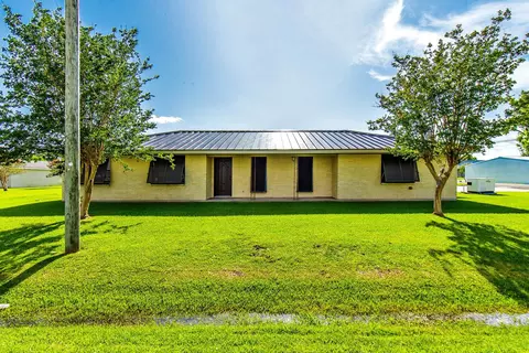 402 Four Point Dr, Raceland, LA 70394