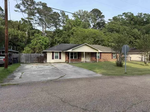 5688 Mapleton Dr, Greenwell Springs, LA 70739
