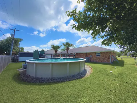 Exterior - 127 Oakview Dr, Houma, LA 70364 photo 6 of 8