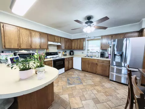 Kitchen - 127 Oakview Dr, Houma, LA 70364 photo 2 of 2