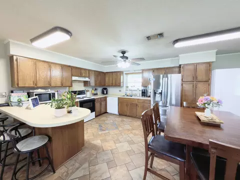Kitchen - 127 Oakview Dr, Houma, LA 70364 photo 1 of 2