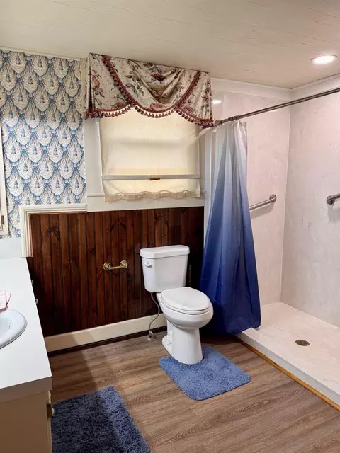 Bath - 1005 Main St, Patterson, LA 70392 photo 1 of 3