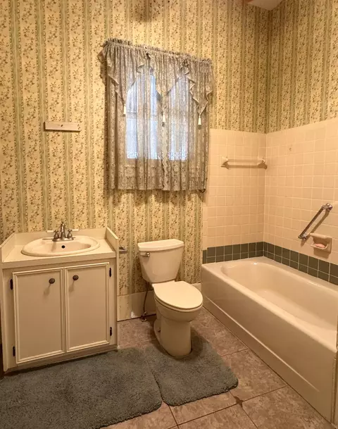 Bath - 1005 Main St, Patterson, LA 70392 photo 3 of 3