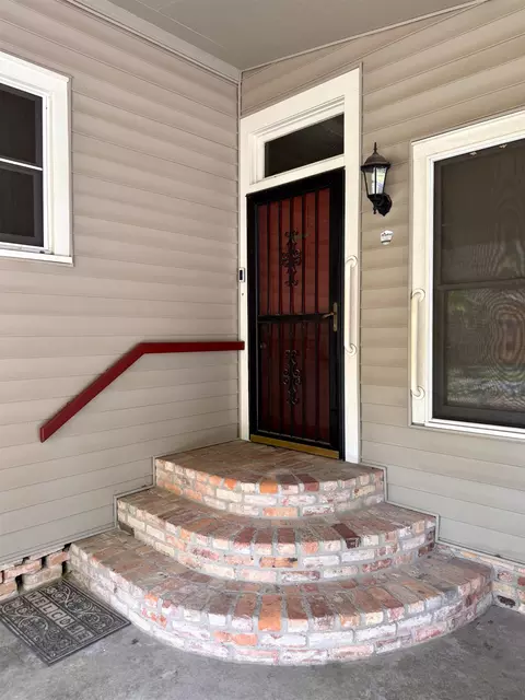 Exterior - 1005 Main St, Patterson, LA 70392 photo 5 of 15