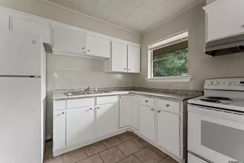 Kitchen - 2421 Mchugh Rd, Baker, LA 70714 photo 2 of 3