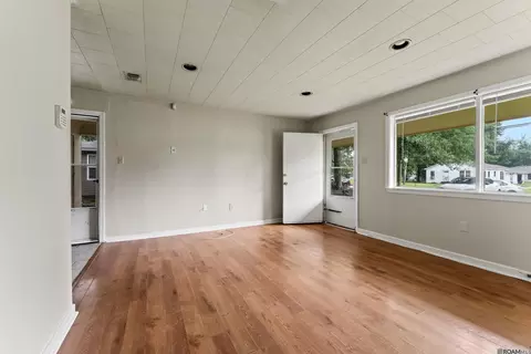 Living - 2421 Mchugh Rd, Baker, LA 70714 photo 2 of 4