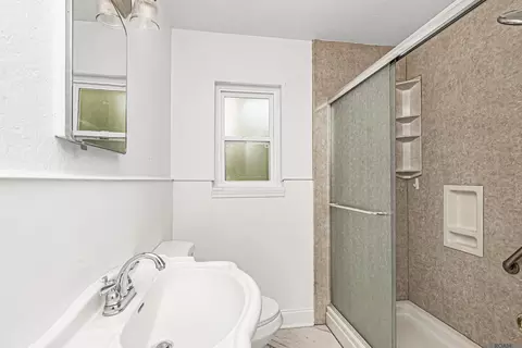 Bath - 7259 Colfax Dr, Baker, LA 70714 photo 3 of 3
