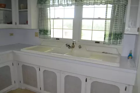 Kitchen - 288 E 40th St, Cut Off, LA 70345 photo 3 of 3