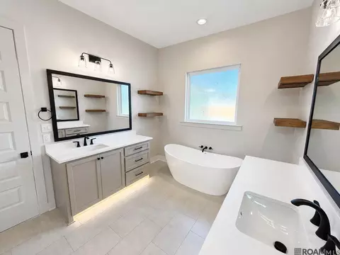 Bath - 15952 J Baughman Aly, Walker, LA 70785 photo 2 of 7