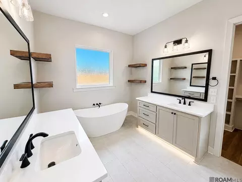 Bath - 15952 J Baughman Aly, Walker, LA 70785 photo 1 of 7