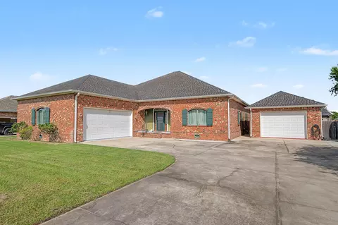 228 Lake Mechant Ct, Houma, LA 70360