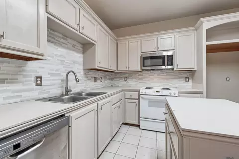 9220 Pecan Tree Dr, Baton Rouge, LA 70810