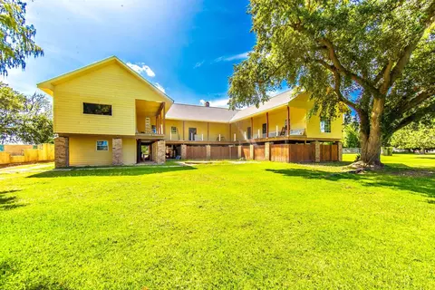 129 Summers St, Golden Meadow, LA 70357