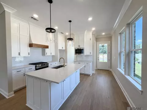 29445 Northlake Dr, Denham Springs, LA 70726