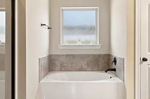 Bath - 110 Red Maple Dr, Gray, LA 70359 photo 3 of 4