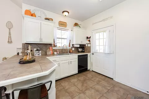 Kitchen - 13643 Hope Haven Dr, Walker, LA 70785 photo 2 of 5