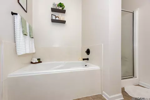 Bath - 13643 Hope Haven Dr, Walker, LA 70785 photo 2 of 3