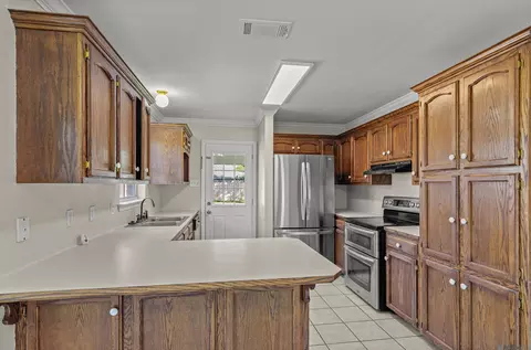 Kitchen - 13531 South Trce, Walker, LA 70785 photo 2 of 2