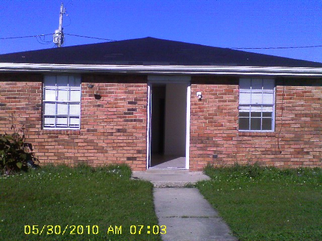 421 Dubarry Pl, Chalmette, LA 70043 photo 1