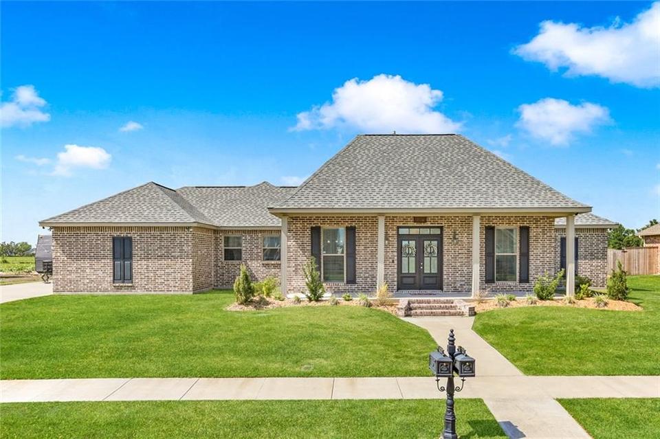 121 Beau Place Blvd, Des Allemands, LA 70030