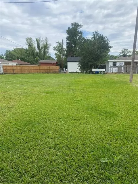 61 E Chalmette Cir, Chalmette, LA 70043