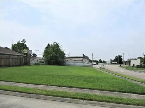 2007 Congressman Hebert Dr, Chalmette, LA 70043