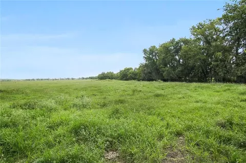 8868788 Shamrock Dr, Des Allemands, LA 70030