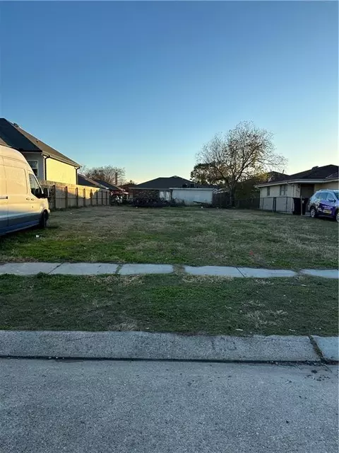 8512 N Regiment Dr, Chalmette, LA 70043