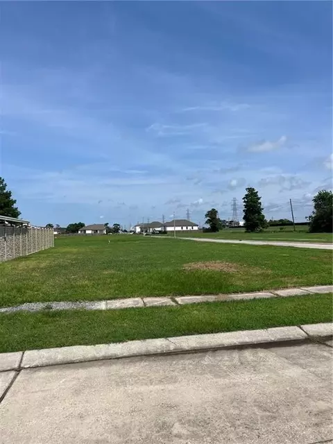 4012 Evangeline Dr, Chalmette, LA 70043
