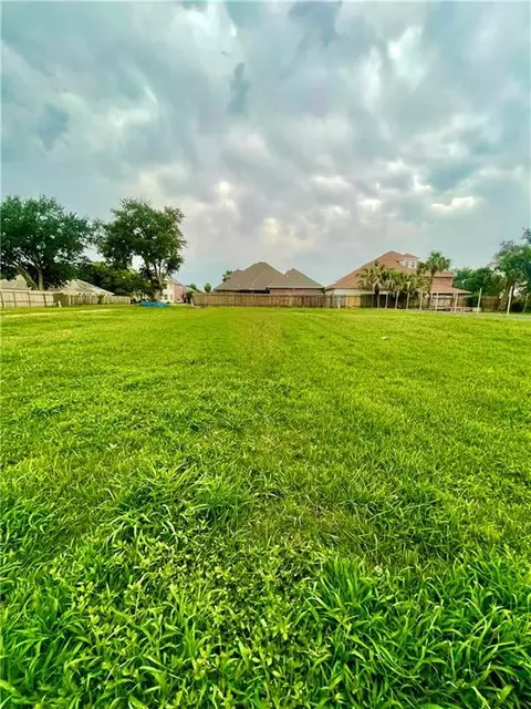 18 E Queens Ct, Chalmette, LA 70043 photo 1