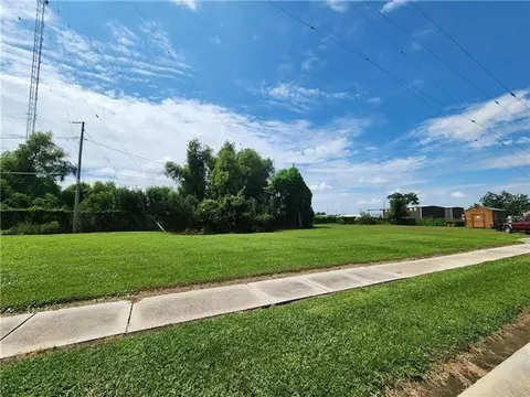 704 Daryl Dr, Chalmette, LA 70043