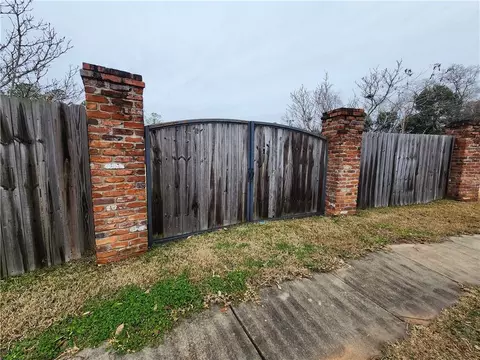 6001 Stonegate Dr, Alexandria, LA 71303