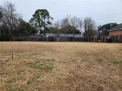 6005 Stonegate Dr, Alexandria, LA 71303