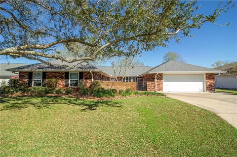 6 Country Club Dr, Laplace, LA 70068