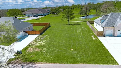 98 Colonial Club Dr, Harahan, LA 70123