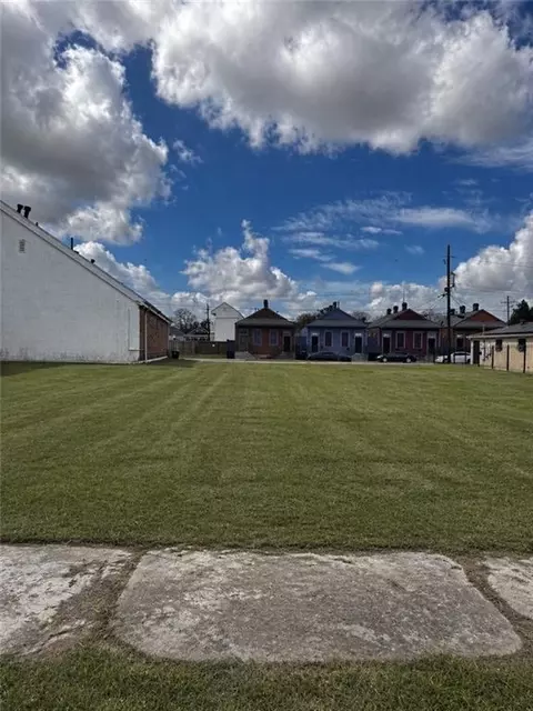 2218 7th St, New Orleans, LA 70115