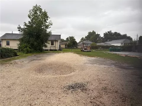 951 12th St, Gretna, LA 70053