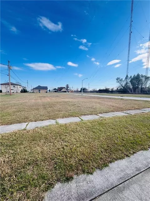 605 Daryl Dr, Chalmette, LA 70043