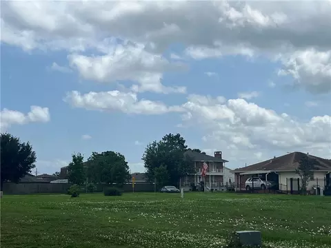 8412 Creole Dr, Chalmette, LA 70043