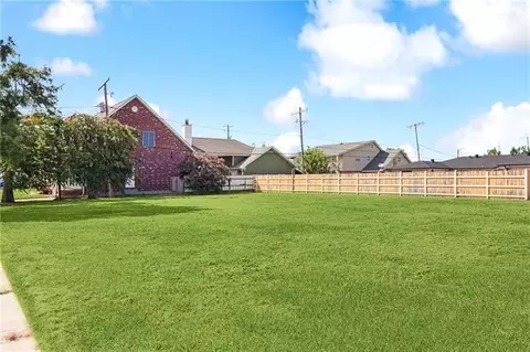 800 Cougar Dr, Arabi, LA 70032