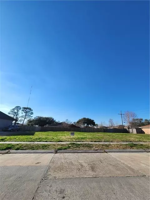 3608 Lyndell Dr, Chalmette, LA 70043