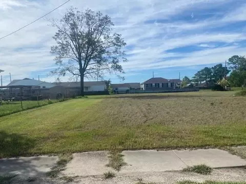 606 Chalmette Ave, Chalmette, LA 70043